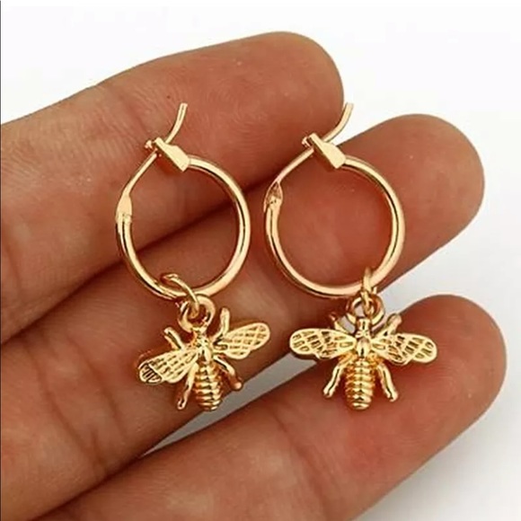 Jewelry - **New 18k Bee 🐝 Gold dangle hoop Earrings